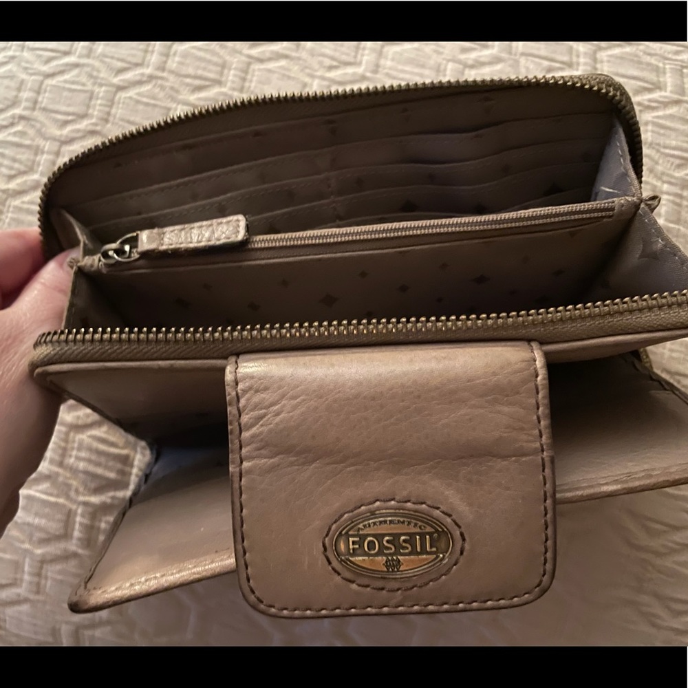 Lovely Fossil Wallet Neutral Metallic Gorgeous Color Pallet. - Picture 7 of 14